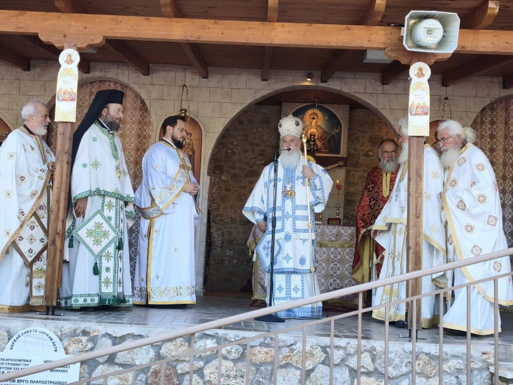 Πανηγύριζε η ιστορική Μονή της Αγίας Τριάδας στην Ακράτα - φωτο