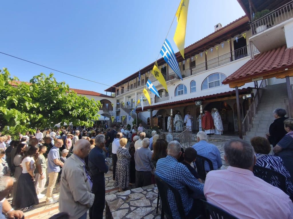 Πανηγύριζε η ιστορική Μονή της Αγίας Τριάδας στην Ακράτα - φωτο Πανηγύριζε η ιστορική Μονή της Αγίας Τριάδας στην Ακράτα - φωτο