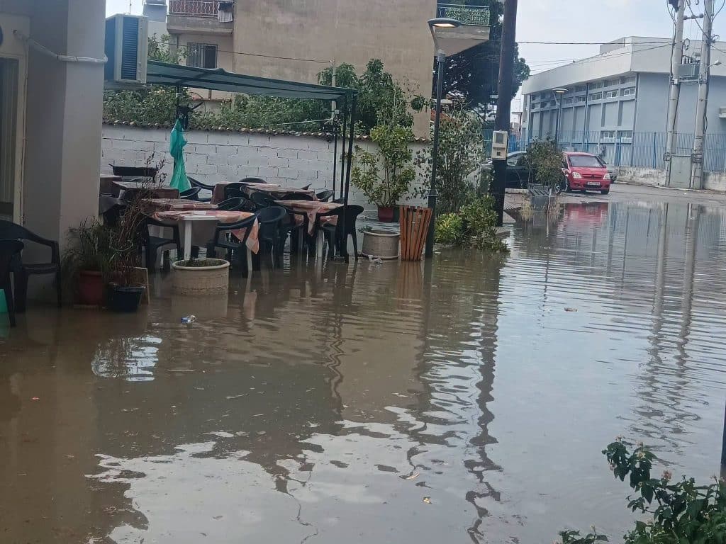 Δείτε φωτο: Καταιγίδα λίγων λεπτών και... πλημμύρισαν τα Λεχαινά