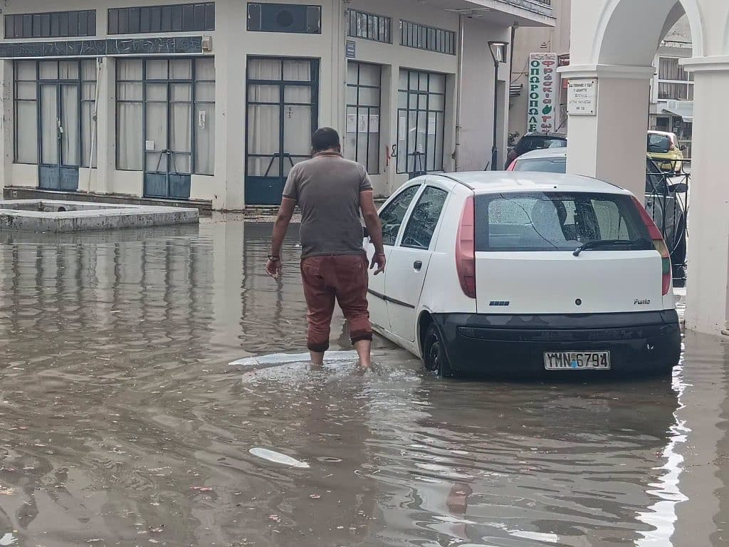 Δείτε φωτο: Καταιγίδα λίγων λεπτών και... πλημμύρισαν τα Λεχαινά