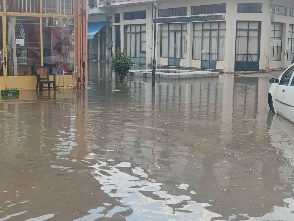 Δείτε φωτο: Καταιγίδα λίγων λεπτών και... πλημμύρισαν τα Λεχαινά