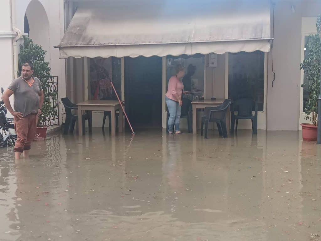Δείτε φωτο: Καταιγίδα λίγων λεπτών και... πλημμύρισαν τα Λεχαινά