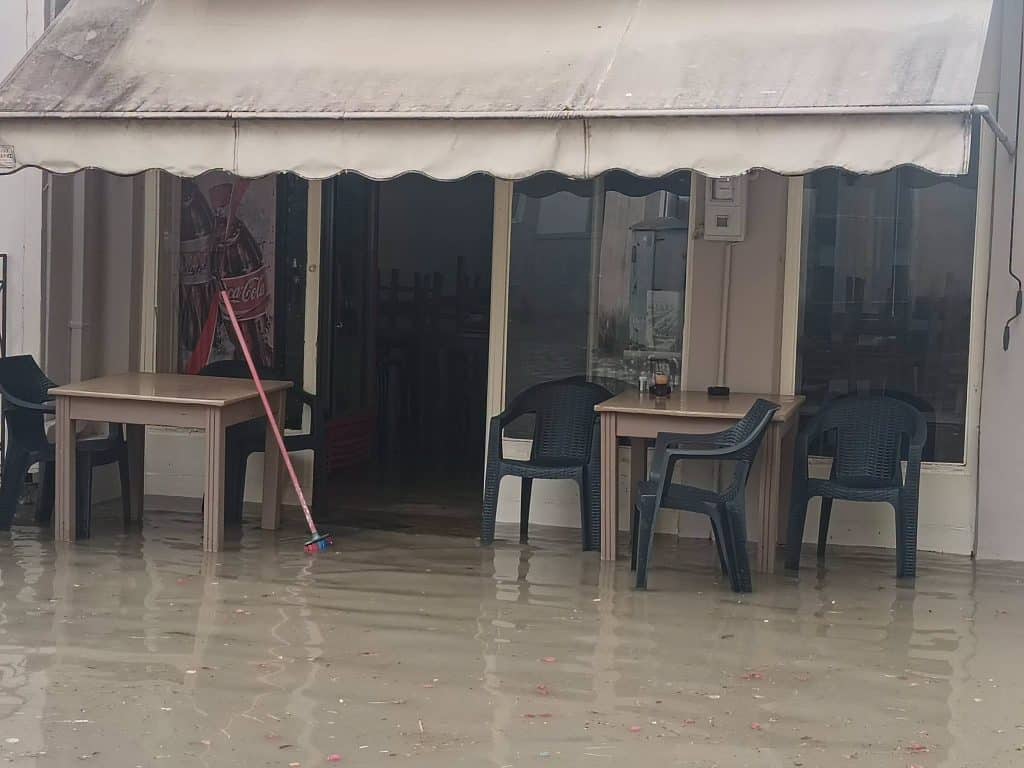 Δείτε φωτο: Καταιγίδα λίγων λεπτών και... πλημμύρισαν τα Λεχαινά