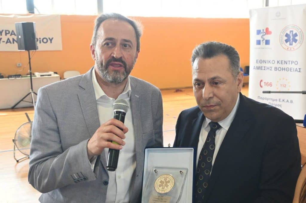 Νεκτάριος Φαρμάκης: Βράβευσε Ναυπάκτιο για δωρεά στο ΕΚΑΒ - φωτο