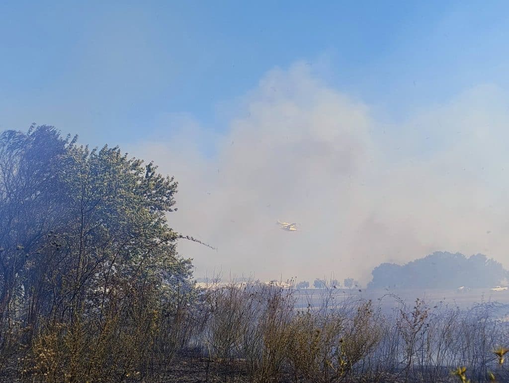 Δείτε φωτό και βίντεο: Απείλησε εκκλησάκι η φωτιά στη Βάρδα - Συνεχίζεται η μάχη με τις φλόγες
