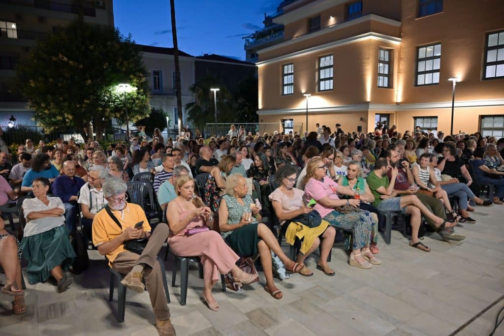 Πάτρα - φωτο: Η «Οδός Μάλαγα» έκανε στάση στο νέο δημαρχείο