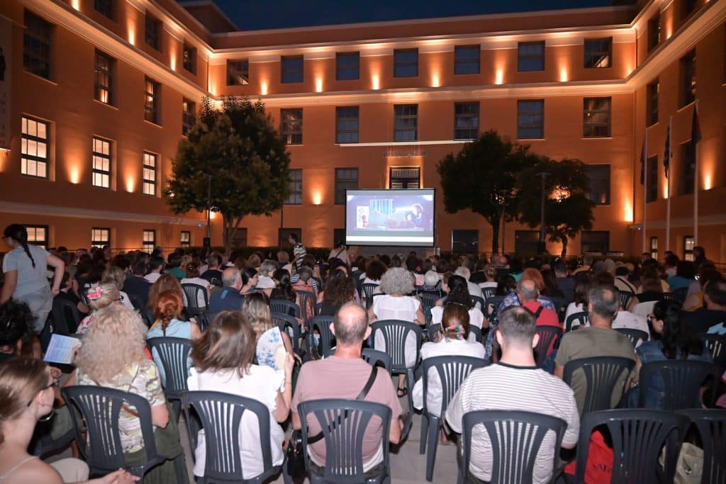 Πάτρα - φωτο: Η «Οδός Μάλαγα» έκανε στάση στο νέο δημαρχείο