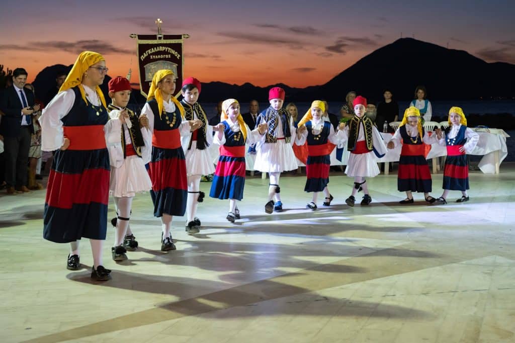 Πάτρα: Οι Καλαβρυτινοί γιόρτασαν την λήξη των χορευτικών τμημάτων μαζί με συγκροτήματα από την Ουκρανία - φωτο