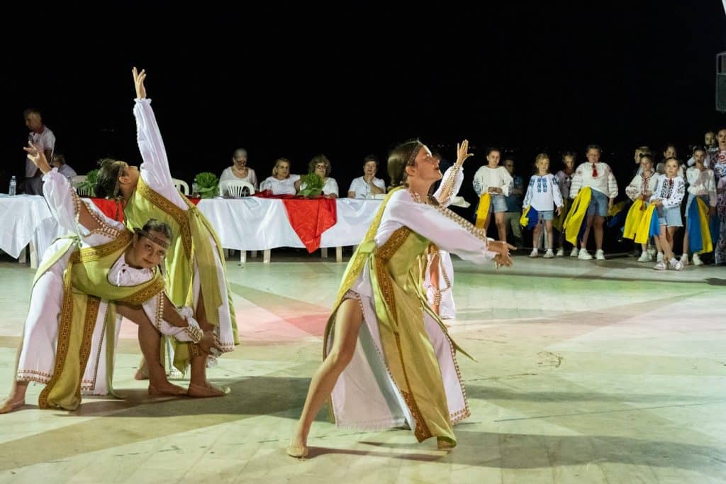 Πάτρα: Οι Καλαβρυτινοί γιόρτασαν την λήξη των χορευτικών τμημάτων μαζί με συγκροτήματα από την Ουκρανία - φωτο