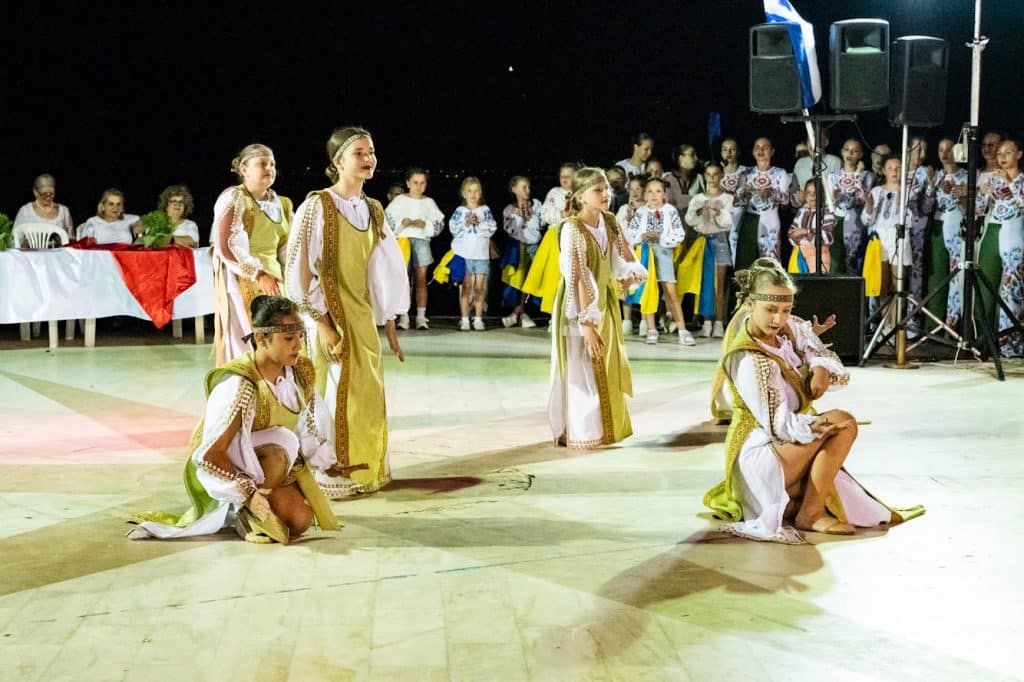 Πάτρα: Οι Καλαβρυτινοί γιόρτασαν την λήξη των χορευτικών τμημάτων μαζί με συγκροτήματα από την Ουκρανία - φωτο
