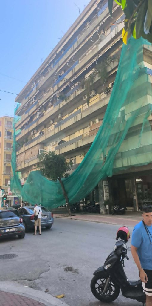 Πάτρα - Κίνδυνος ατυχήματος... λόγω προστατευτικού σε πολυκατοικία - φωτο