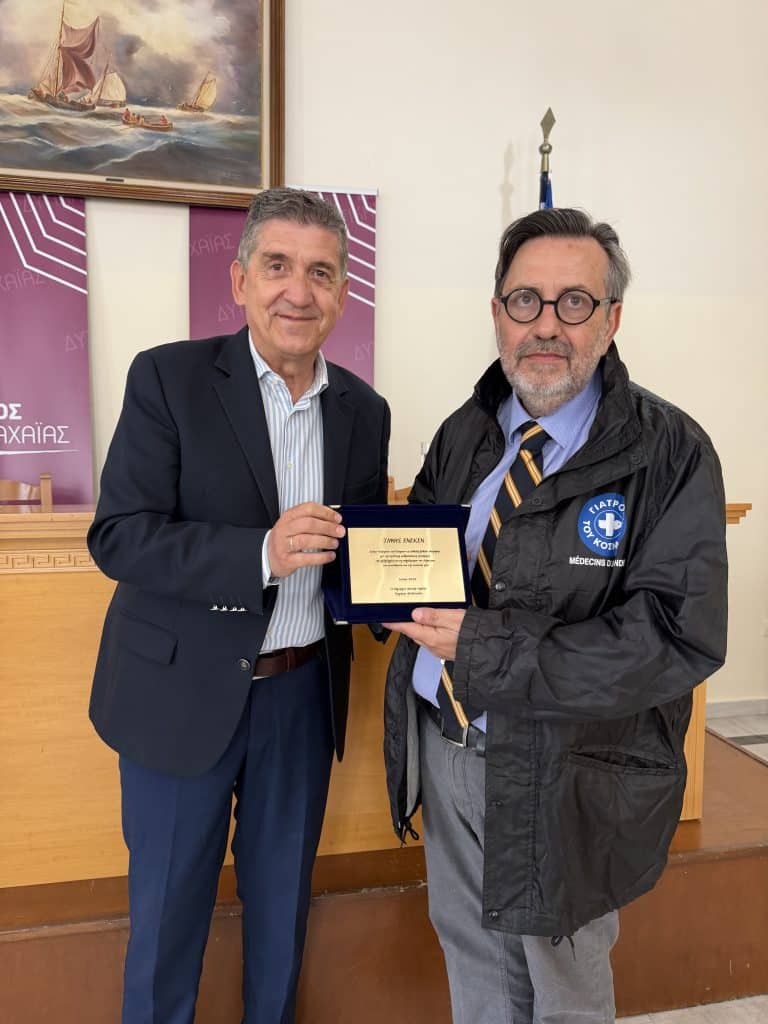 Είκοσι πυροσβεστικές στολές μαζί με τον αντίστοιχο εξοπλισμό, παραδόθηκαν από τον Δήμο Δυτικής Αχαΐας στο Σώμα Εθελοντών Διασωστών Πυροσβεστών