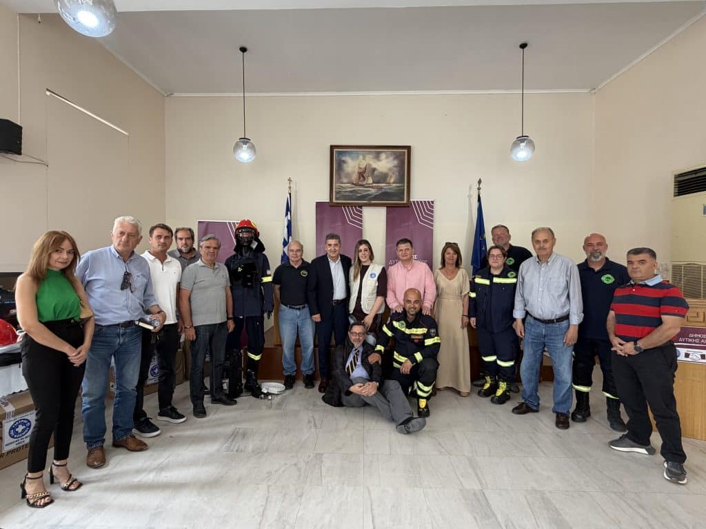 Είκοσι πυροσβεστικές στολές μαζί με τον αντίστοιχο εξοπλισμό, παραδόθηκαν από τον Δήμο Δυτικής Αχαΐας στο Σώμα Εθελοντών Διασωστών Πυροσβεστών Είκοσι πυροσβεστικές στολές μαζί με τον αντίστοιχο εξοπλισμό, παραδόθηκαν από τον Δήμο Δυτικής Αχαΐας στο Σώμα Εθελοντών Διασωστών Πυροσβεστών