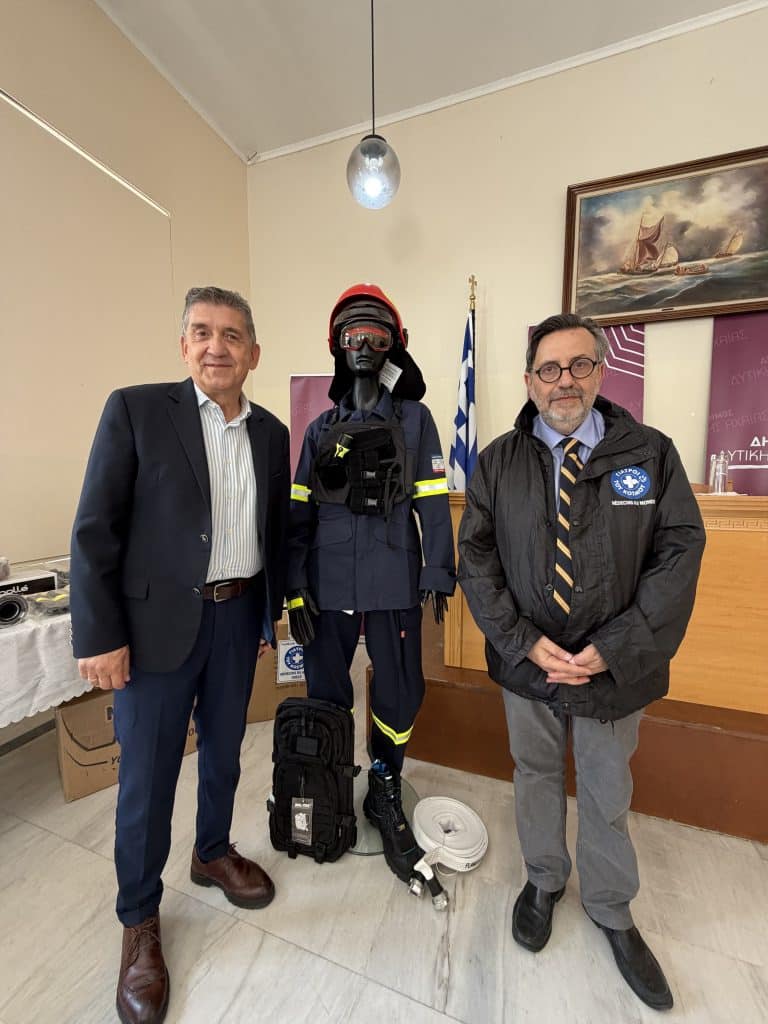 Είκοσι πυροσβεστικές στολές μαζί με τον αντίστοιχο εξοπλισμό, παραδόθηκαν από τον Δήμο Δυτικής Αχαΐας στο Σώμα Εθελοντών Διασωστών Πυροσβεστών