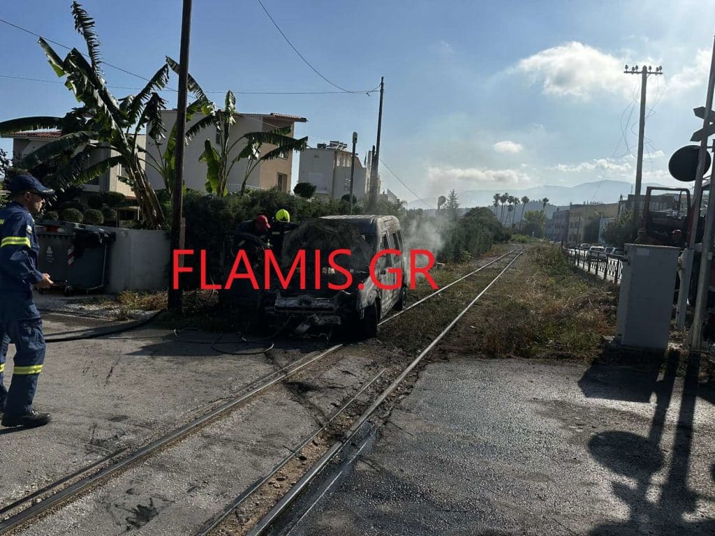 Θρίλερ στα Βραχνέϊκα! Επιασε φωτιά το ταμπλό αυτοκινήτου ενώ ήταν εν κινήσει! Κατέληξε στις γραμμές του τρένου - φωτο