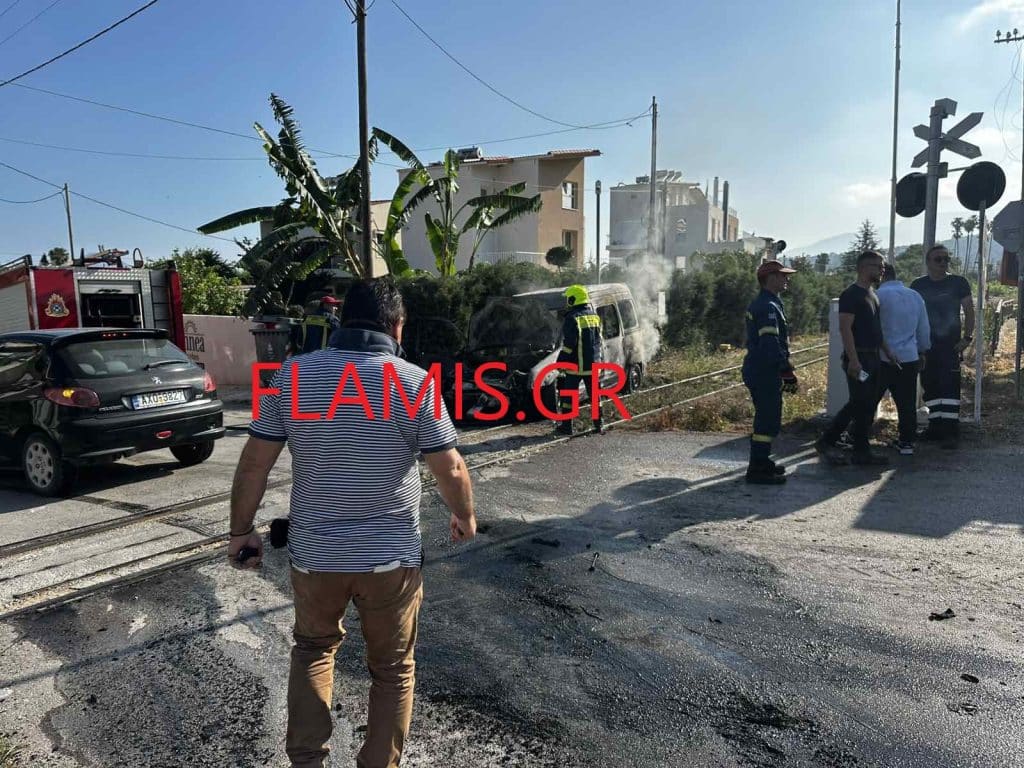 Θρίλερ στα Βραχνέϊκα! Επιασε φωτιά το ταμπλό αυτοκινήτου ενώ ήταν εν κινήσει! Κατέληξε στις γραμμές του τρένου - φωτο