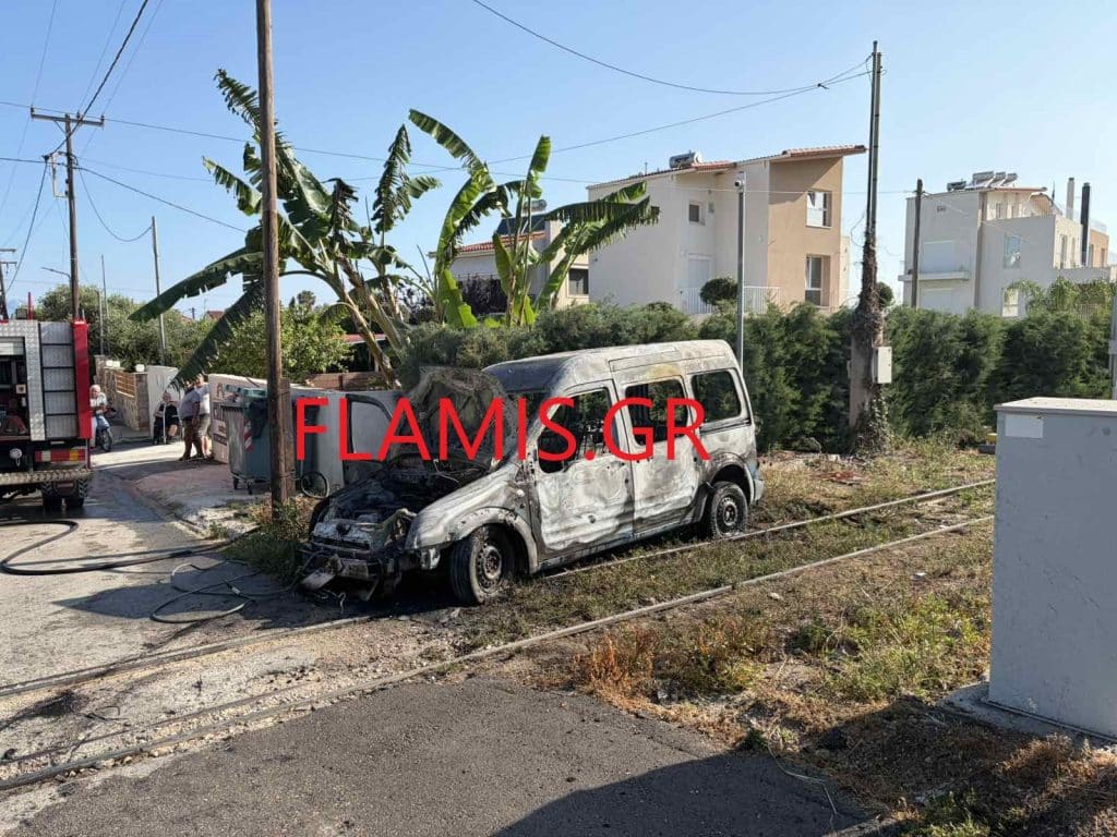 Θρίλερ στα Βραχνέϊκα! Επιασε φωτιά το ταμπλό αυτοκινήτου ενώ ήταν εν κινήσει! Κατέληξε στις γραμμές του τρένου - φωτο