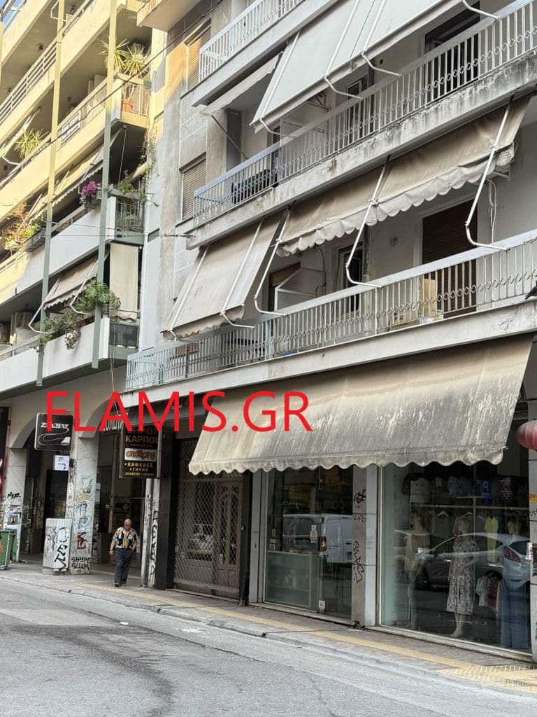 Πάτρα - ΤΩΡΑ: Επεσε κομμάτι μάρμαρο από πολυκατοικία! Μπροστά από ντελιβερά - φωτο Πάτρα - ΤΩΡΑ: Επεσε κομμάτι μάρμαρο από πολυκατοικία! Μπροστά από ντελιβερά - φωτο