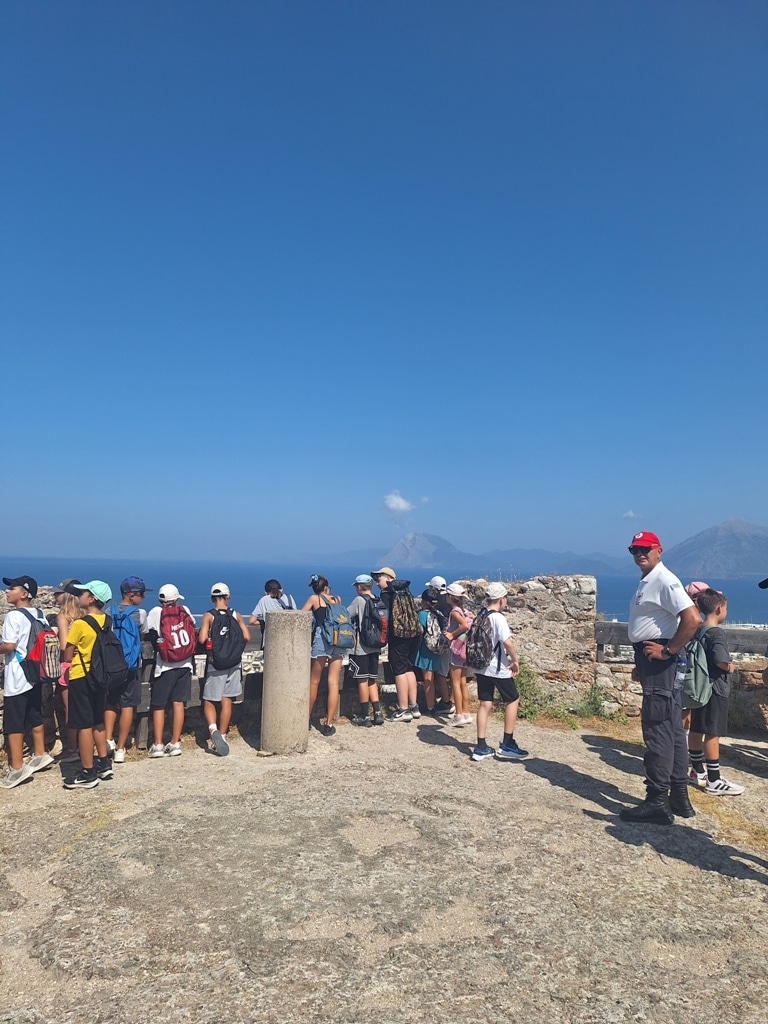 Εκπαιδευτική επίσκεψη για τα παιδιά της Ημερήσιας Παιδικής Κατασκήνωσης του Δήμου Πατρέων στο Ρωμαϊκό Ωδείο και το Κάστρο