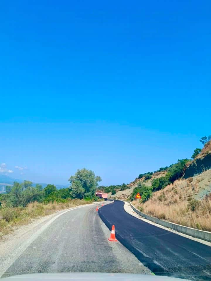 Προχωρούν οι τμηματικές συντηρήσεις στο επαρχιακό οδικό δίκτυο Σαρδίνια – Βαρετάδα Αιτωλοακαρνανίας