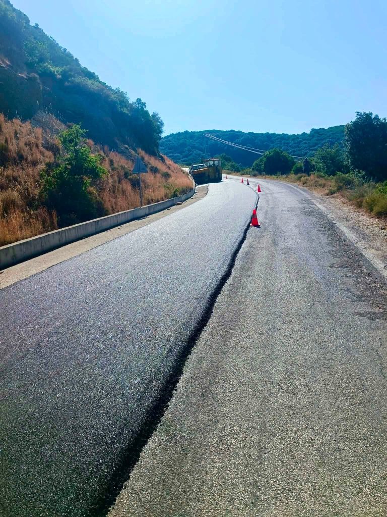 Προχωρούν οι τμηματικές συντηρήσεις στο επαρχιακό οδικό δίκτυο Σαρδίνια – Βαρετάδα Αιτωλοακαρνανίας