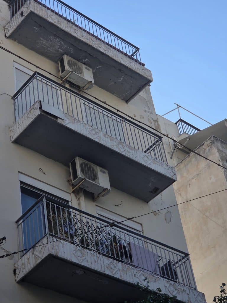 Πάτρα - φωτό: Θέμα χρόνου να πέσει η μαρκίζα