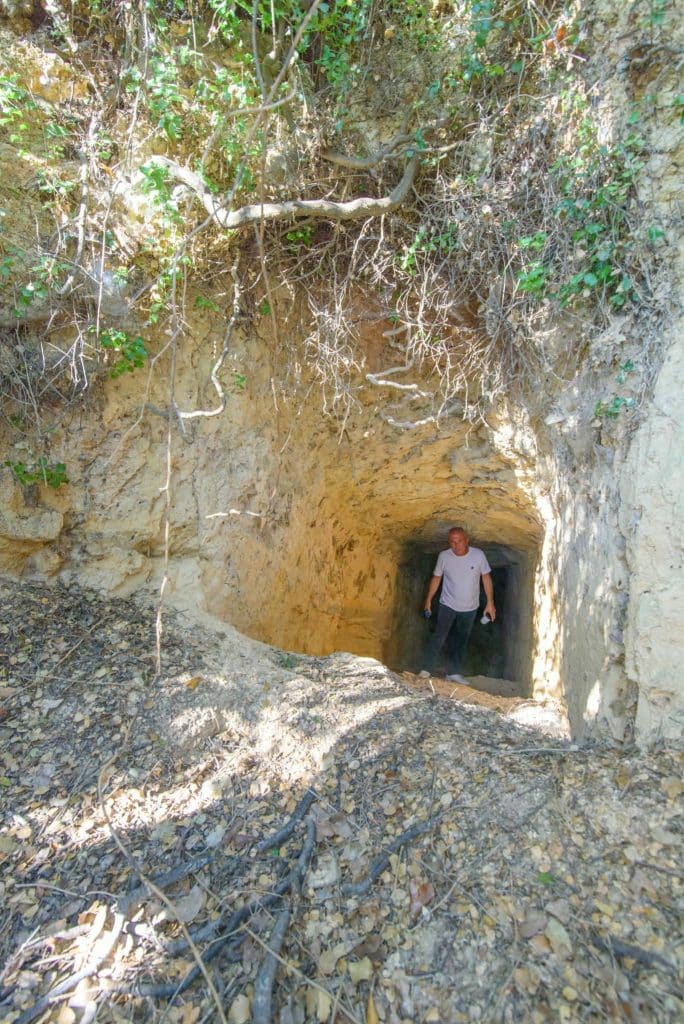 Θεριανό Πατρών: Το πολυβολείο τύπου Tobruk, τα 2 καταφύγια και τα ορύγματα μάχης! φωτο