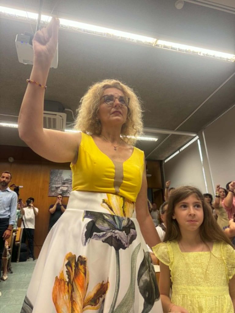 Πάτρα: Η μηχανικός της Περιφέρειας που ορκίστηκε στο 3ο μεταπτυχιακό μαζί με τη μικρή της κόρη