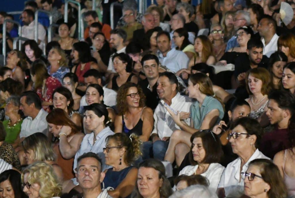 Πάτρα: Πολύ γέλιο από την «Οικογένεια Τσεκμέ»… Πάτρα: Πολύ γέλιο από την «Οικογένεια Τσεκμέ»…