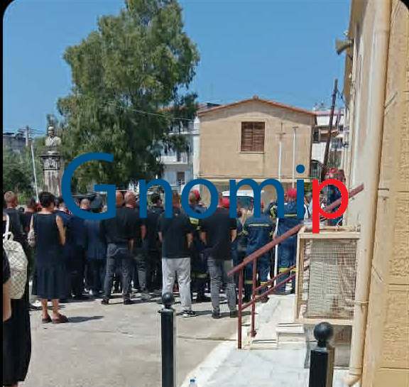 Δείτε φωτό: Αβάστακτος πόνος στην κηδεία του 36χρονου Πυροσβέστη στην Αγιαλεξιώτισσα της Πάτρας Δείτε φωτό: Αβάστακτος πόνος στην κηδεία του 36χρονου Πυροσβέστη στην Αγιαλεξιώτισσα της Πάτρας