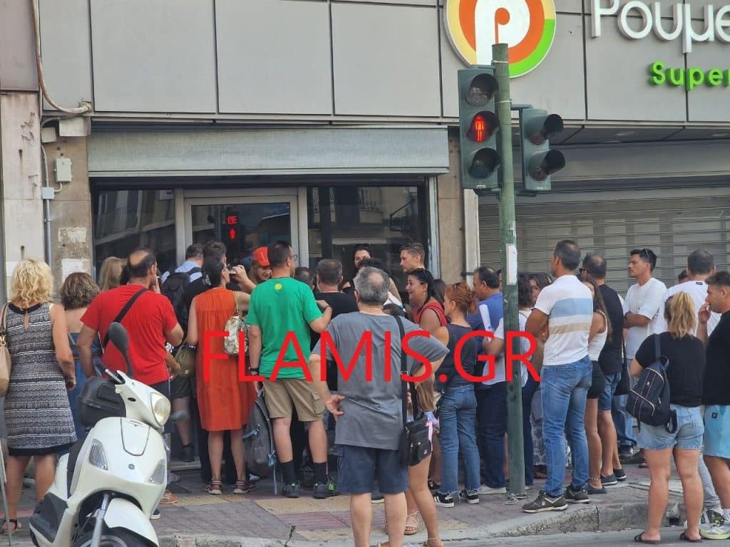 Πάτρα: Η απόλυτη ντροπή! Φωτο ντοκουμέντο- Από τις 5 τα ξημερώματα στην ουρά στην οδό Γούναρη! Πάτρα: Η απόλυτη ντροπή! Φωτο ντοκουμέντο- Από τις 5 τα ξημερώματα στην ουρά στην οδό Γούναρη!