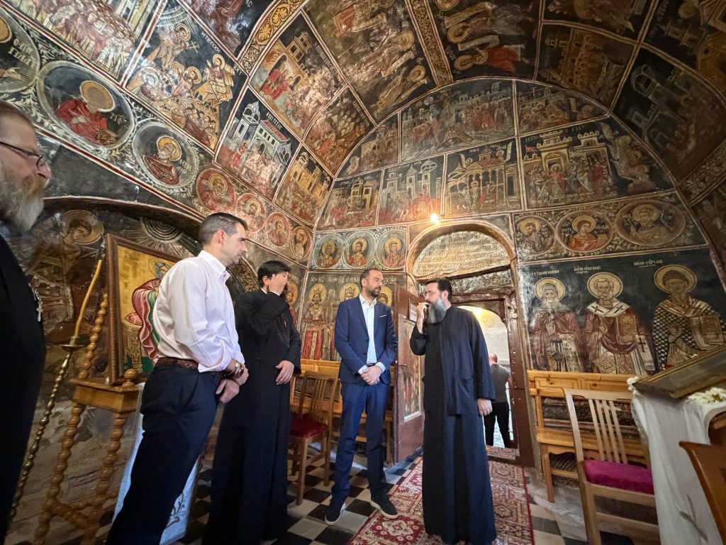 Το προσκύνημα του Νεκτάριου Φαρμάκη στον Αγιο Παντελεήμονα - Το δώρο που έλαβε - φωτο