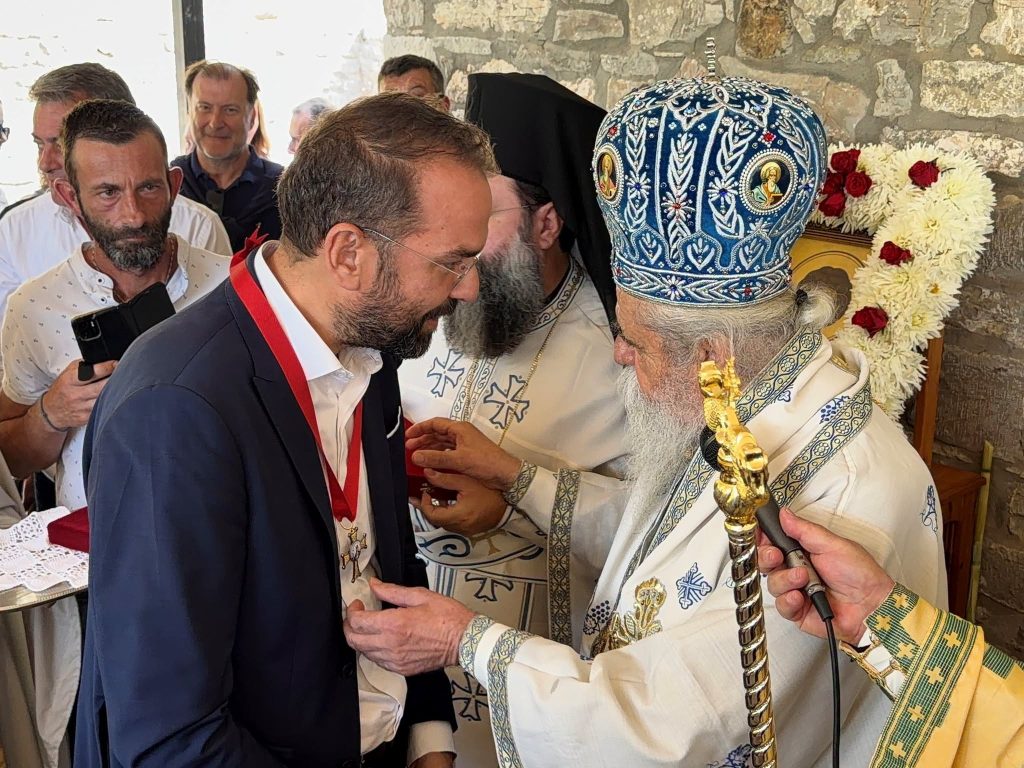 Το προσκύνημα του Νεκτάριου Φαρμάκη στον Αγιο Παντελεήμονα - Το δώρο που έλαβε - φωτο
