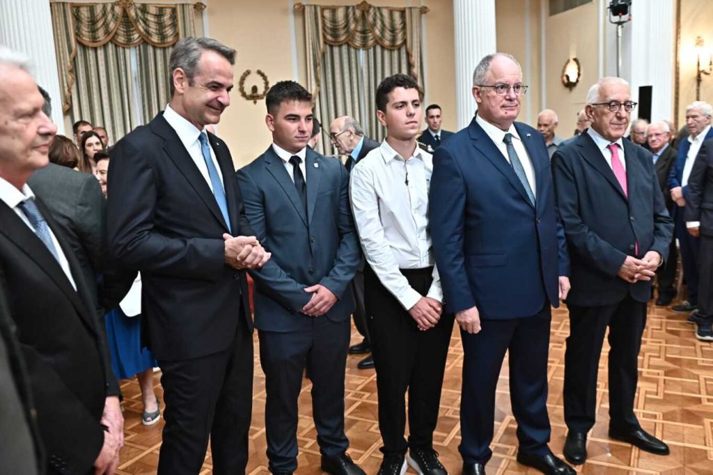 Ο Πατρινός που τιμήθηκε στην δεξίωση για την Προεδρία της δημοκρατίας! Τιμήθηκε και ο πιλότος από τον Αραξο