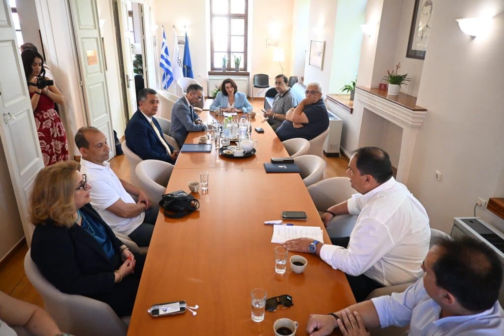 Επιμελητήριο Αχαΐας και Πανεπιστήμιο Πελοποννήσου εγκαινιάζουν στρατηγική συνεργασία για την ανάπτυξη, την καινοτομία και τη διασύνδεση της γνώσης με την επιχειρηματικότητα