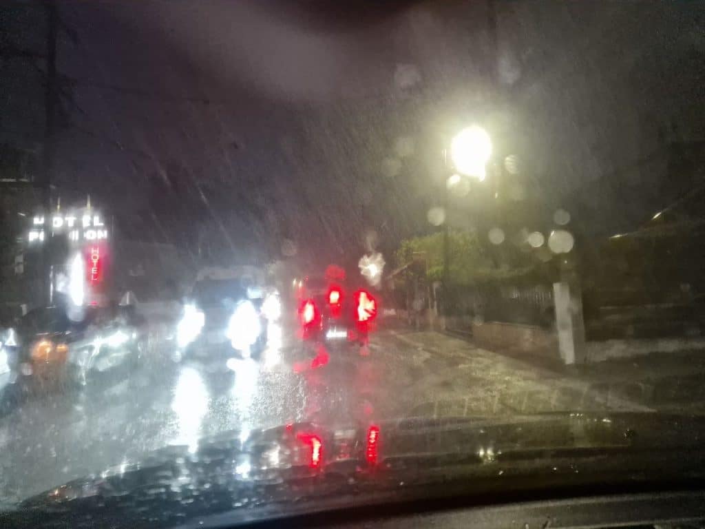 Αχαϊα: Τροπική βροχή το βράδυ του Σαββάτου! Πανικός στα παραλιακά μαγαζιά! Πλημμυρικά φαινόμενα στην παλιά Πατρών - Πύργου - βιντεο Αχαϊα: Τροπική βροχή το βράδυ του Σαββάτου! Πανικός στα παραλιακά μαγαζιά! Πλημμυρικά φαινόμενα στην παλιά Πατρών - Πύργου - βιντεο