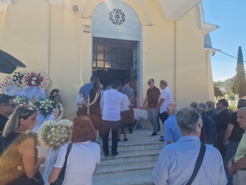 Πάτρα: Συγκίνηση στο "τελευταίο αντίο" στον Θωμά Μακατσώρη! φωτο