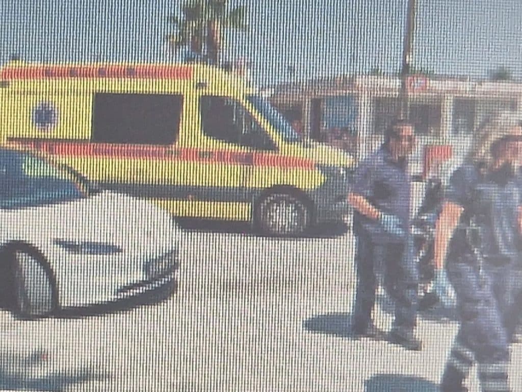 Πάτρα: Επεσαν σε αυλάκι - παγίδα στην Πλαζ! Δύο μέτρα βάθος! φωτο Πάτρα: Επεσαν σε αυλάκι - παγίδα στην Πλαζ! Δύο μέτρα βάθος! φωτο