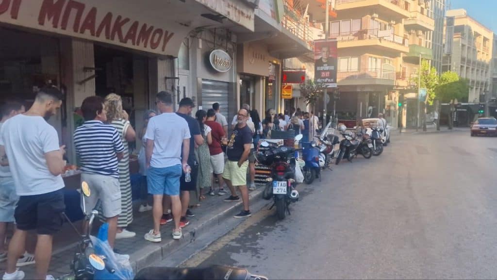 Πάτρα: 7,5 ώρες στη Γούναρη (όλη τη νύχτα) για να βγάλει διαβατήριο! Πήγε 23.59 της προηγούμενης μέρας! Συνεχίζονται οι ουρές - βιντεο Πάτρα: 7,5 ώρες στη Γούναρη (όλη τη νύχτα) για να βγάλει διαβατήριο! Πήγε 23.59 της προηγούμενης μέρας! Συνεχίζονται οι ουρές - βιντεο