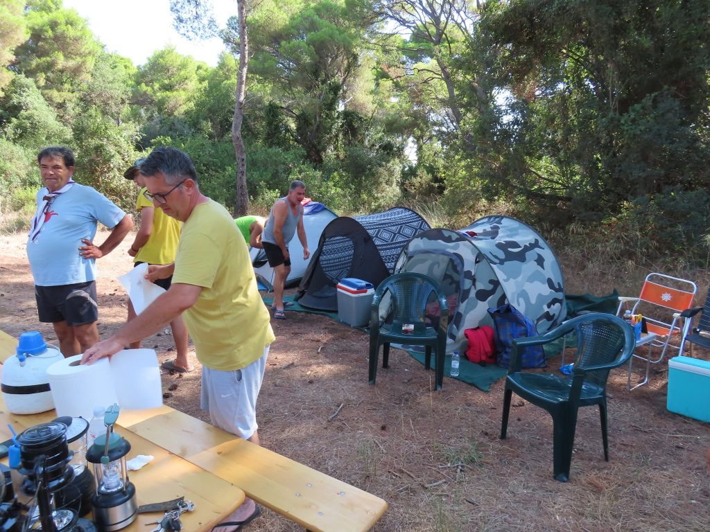 Οι παλιοί Πατρινοί πρόσκοποι... σε κατασκήνωση - φωτο