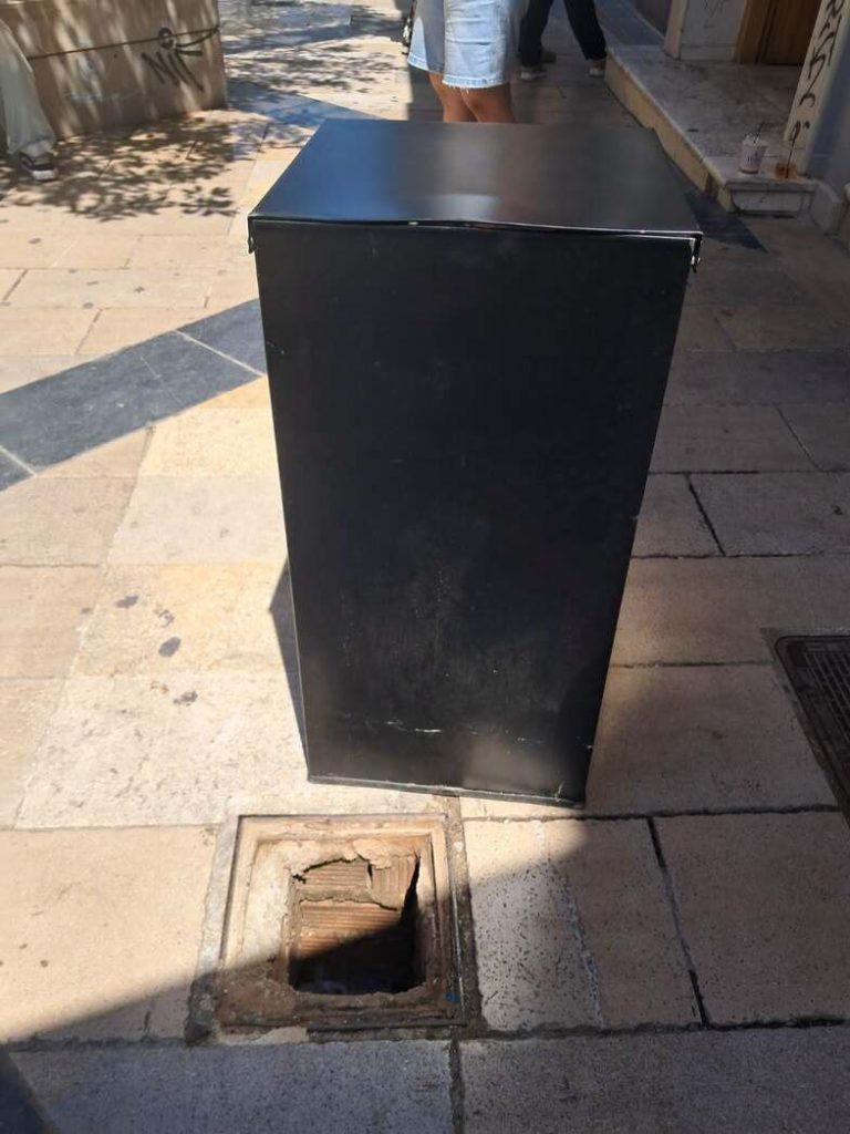Πάτρα: Γυναίκα έπεσε σε ανοιχτό φρεάτιο στην Γεροκωστοπούλου! Φωτο