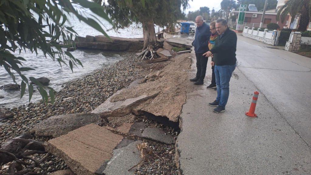 Πάτρα: Πώς χάνεται μία παραλία... πάνω από 5 χιλιόμετρα! Οι κινήσεις της Περιφέρειας! Οι φωτογραφίες που προβληματίζουν