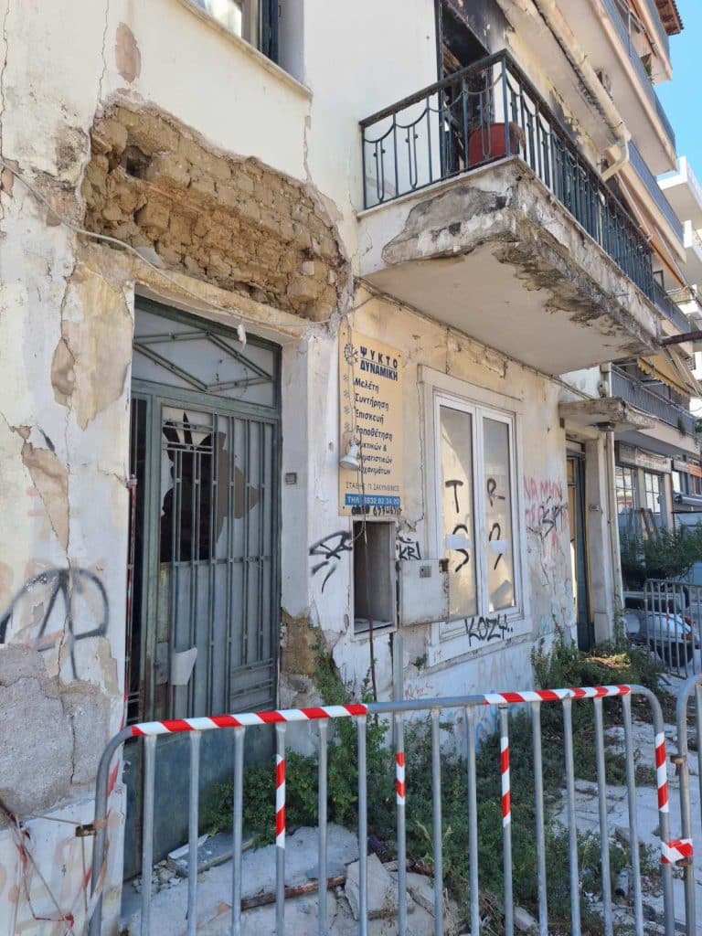 Πάτρα: Φωτιά σε παλαιό κτίριο… απείλησε την γειτονιά! φωτο