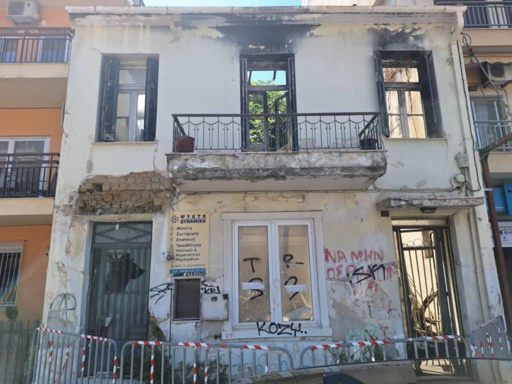 Πάτρα: Φωτιά σε παλαιό κτίριο… απείλησε την γειτονιά! φωτο