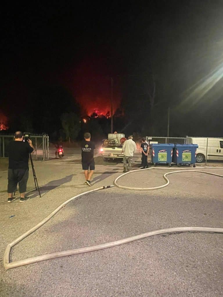Δείτε φωτό και βίντεο! Καίγεται όλη τη νύχτα η Αιγιάλεια! 112 "ξύπνησε" Πάτρα και Αίγιο στις 1.30 τα ξημερώματα