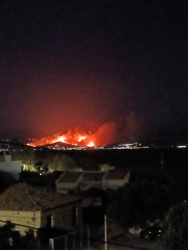 Δείτε φωτό και βίντεο! Καίγεται όλη τη νύχτα η Αιγιάλεια! 112 "ξύπνησε" Πάτρα και Αίγιο στις 1.30 τα ξημερώματα
