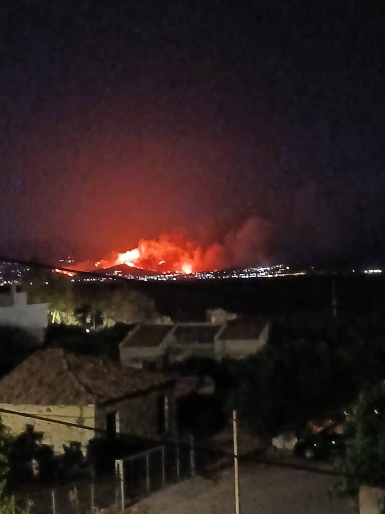 Δείτε φωτό και βίντεο! Καίγεται όλη τη νύχτα η Αιγιάλεια! 112 "ξύπνησε" Πάτρα και Αίγιο στις 1.30 τα ξημερώματα Δείτε φωτό και βίντεο! Καίγεται όλη τη νύχτα η Αιγιάλεια! 112 "ξύπνησε" Πάτρα και Αίγιο στις 1.30 τα ξημερώματα