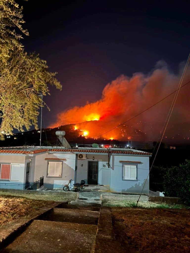 Δείτε φωτό και βίντεο! Καίγεται όλη τη νύχτα η Αιγιάλεια! 112 "ξύπνησε" Πάτρα και Αίγιο στις 1.30 τα ξημερώματα
