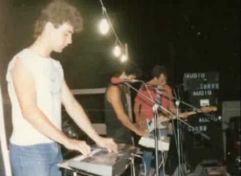 ΑΝΤΙ…: Οι πρωτοπόροι του ελληνικού electro post-punk
