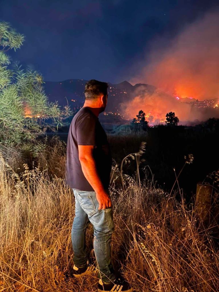 Δείτε φωτό και βίντεο! Καίγεται όλη τη νύχτα η Αιγιάλεια! 112 "ξύπνησε" Πάτρα και Αίγιο στις 1.30 τα ξημερώματα Δείτε φωτό και βίντεο! Καίγεται όλη τη νύχτα η Αιγιάλεια! 112 "ξύπνησε" Πάτρα και Αίγιο στις 1.30 τα ξημερώματα